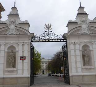 Eingangstor zum UNI-Gelände in Warschau