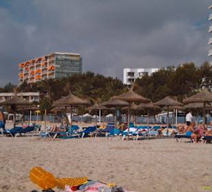 Bars von weiten am Strand von Palma Nova