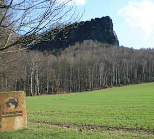 Felsmassiv vom Parkplatz aus