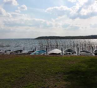 Uferpromenade mit Bootsanlegestelle