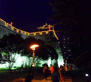 Życie towarzysko-artystyczne wokół murów wieczorem