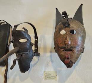 Schandmasken im Museum Wasserburg
