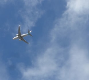 Startendes Flugzeug über Ria Formosa Natural Park