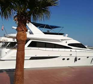 Luxusjachten am Hafen in Hurghada