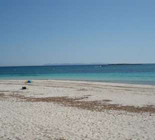 Unser Schirm allein am Strand