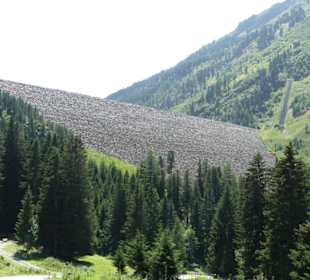 Staumauer bei der Auffahrt