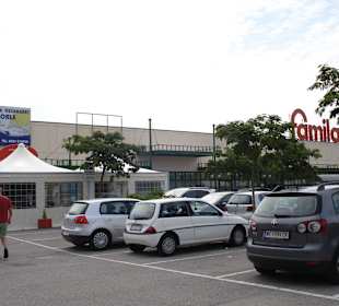 Parkplatz vorm Studio, direkt daneben der Famila 