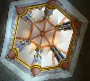 Blick aus der unteren Kapelle zur Decke