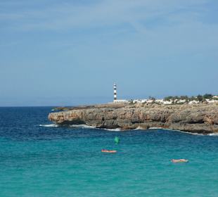 Blick von Cala´n´Bosch zum Leuchtturm