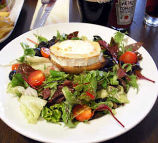 Leckerer Salat mit warmen Ziegenkäse