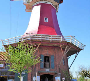 Außenansicht der roten Mühle
