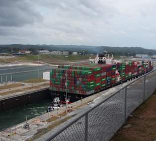 Postpanamax in Agua Clara