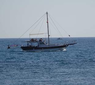 Ein Ausflugsboot kommt zurück