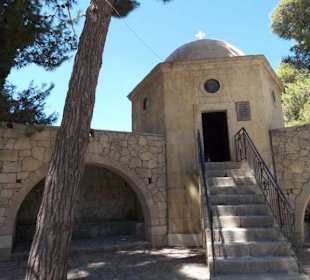 Das Beinhaus gegenüber dem Kloster