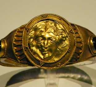 Armreif mit Medaillon,hellenistische Tradition