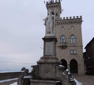 The main piazza with the saint namesake statue