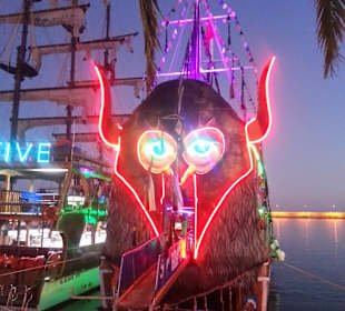 Piratenschiff am Hafen