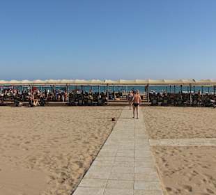 Der Hotelabschnitt von der Beachbar aus gesehen!