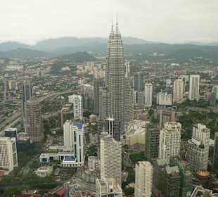 Blick von Menara Tower auf die Petronas Towers