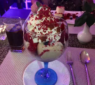 Eisbecher mit hausgemachtem Eis