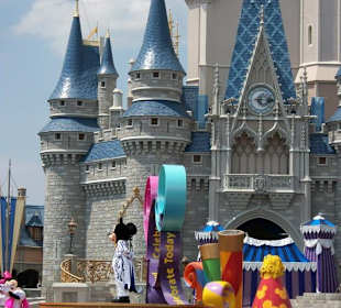 Parade vorm Cinderella Castle