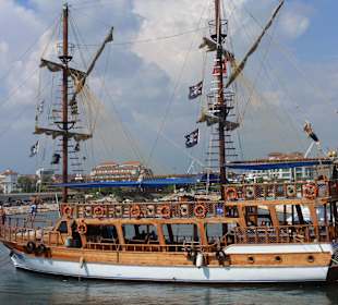 Piratenschiff im Hafen