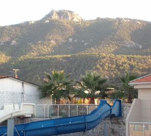 Rutsche mit Burg Kantara