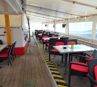 Außenplätze des Restaurants an Deck des Schiffes