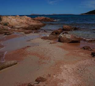 Roter Sand mit kleinen Kieseln
