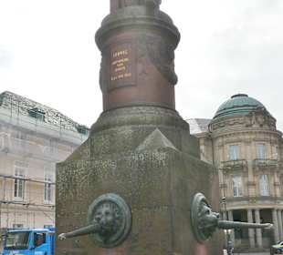 Ludwigsbrunnen zwischen Rathaus und Stadtkirche