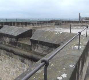 Entlang der Festungsmauer