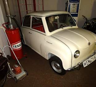 In der Autowerkstatt und Tankstelle