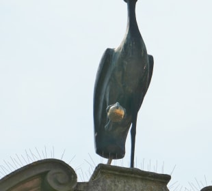 Der Kranich auf dem Giebel vom Kranichhaus