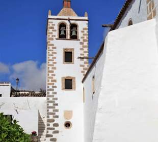 Der Glockenturm der Kirche Santa Maria