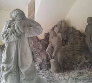 Figuren an der Kirche