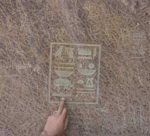 Reliefs auf den Felsen in das Wadi Hammamat
