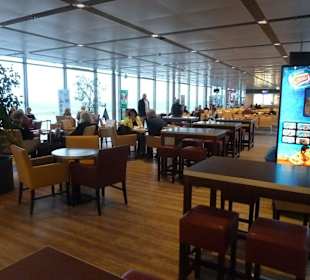 Café im Wartebereich Gate 4