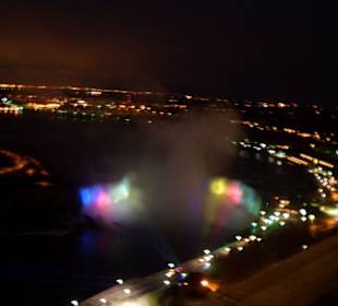 Niagara Fälle von Kanada aus nachts beleuchtet