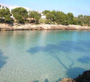 Glasklares Wasser in der Bucht Cala Gran