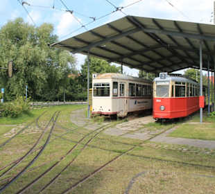 Überdachte Abstellung zweier Straßenbahnen