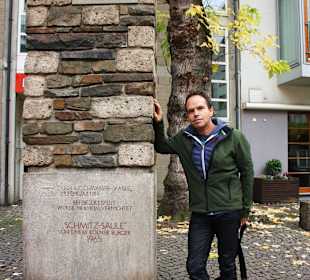 Jörg Schmitz neben der Schmitz-Säule