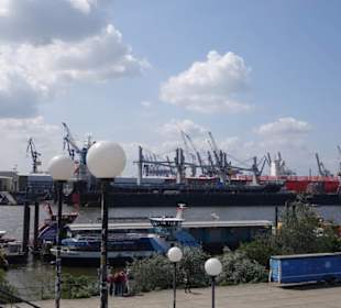 Von den Landungsbrücken geht es los