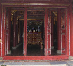 Der Eingang eines Gebäudes.