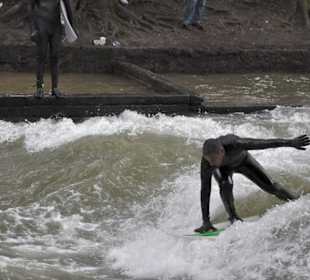 Wellenreiten im Eisbach