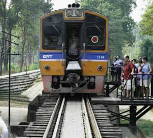 Zug fährt über die Kwaibrücke