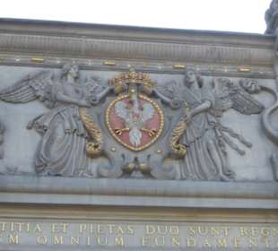 Das Hohe Tor, eines der Reliefs an der Fassade