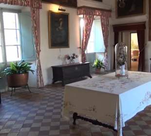 Erste Geschoss - Wohnzimmer mit Theaterbühne