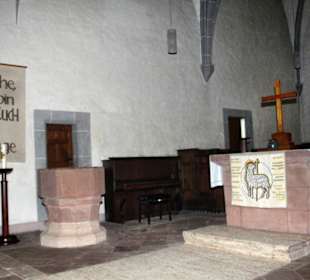 Altar und Taufstein