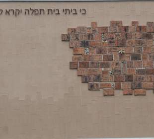 Bei der Neuen Synagoge von Magdeburg