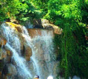 Kleiner Wasserfall am Hafen